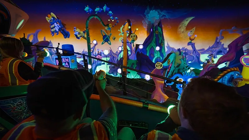 Funcionários da Disney testam o novo dispositivo da atração Space Ranger Spin