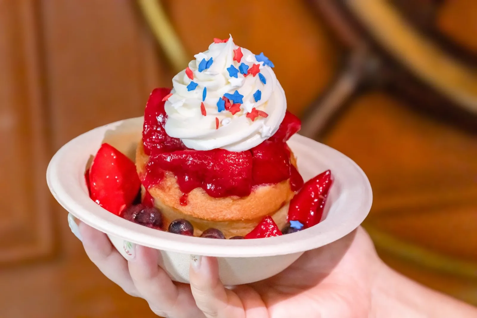 Bolo com frutas vermelhas, chantilly e granulados com as cores da bandeira americana para comemorar o feriado de 4 de julho no Walt Disney World