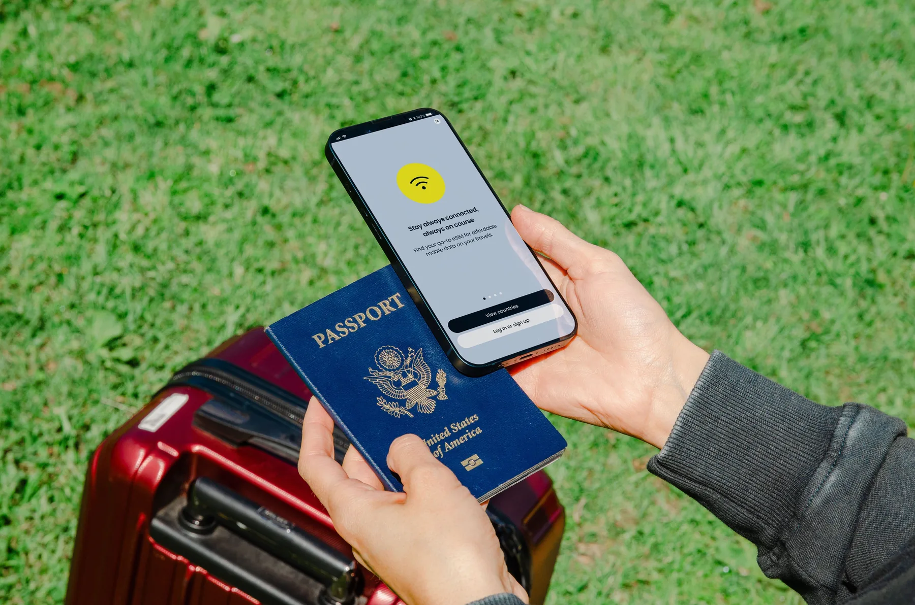 Teléfono móvil con eSIM para roaming global durante un viaje