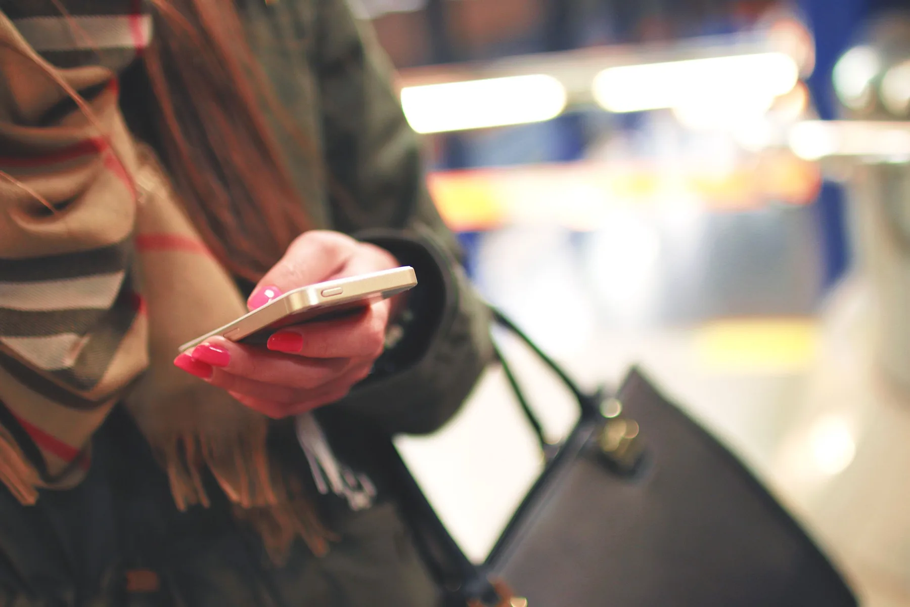 Persona usando celular durante un viaje internacional