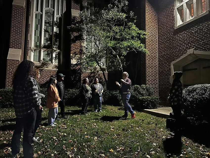 Visitantes exploram local assombrado durante o American Ghost Adventures, um passeio inusitado pelas ruas de Orlando