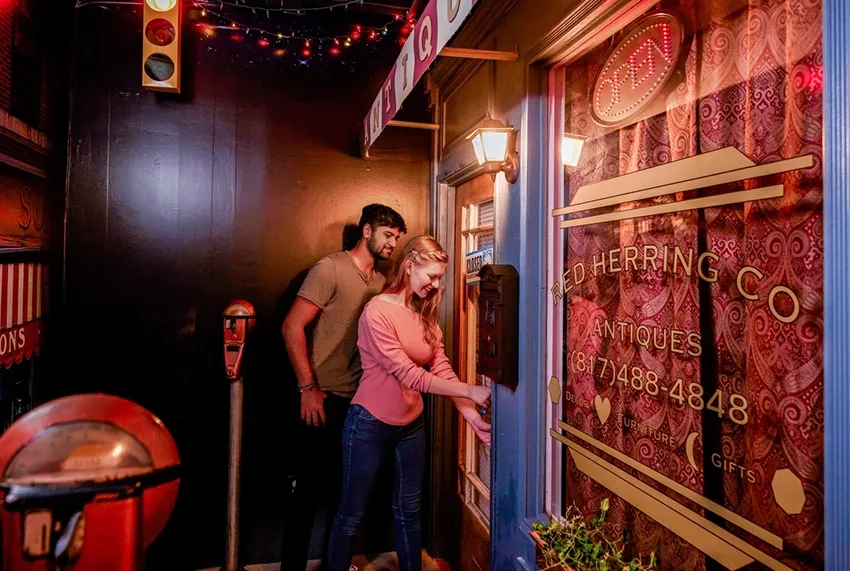 Casal tenta escapar de uma das atrações do The Escape Game de Orlando