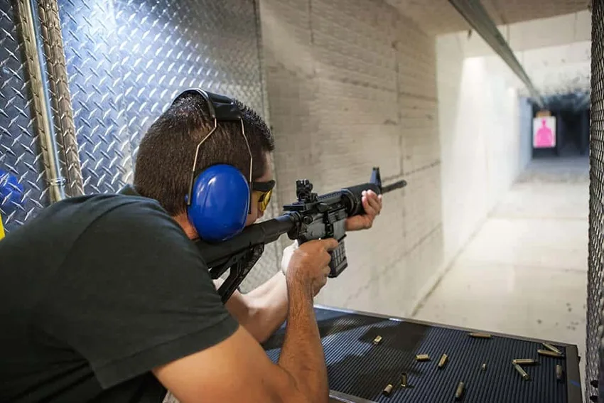 Visitante mira no alvo no Orlando Gun Club, uma das atrações fora dos parques temáticos da cidade