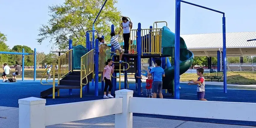 Playground em Barber Park onde crianças brincam em um escorregador