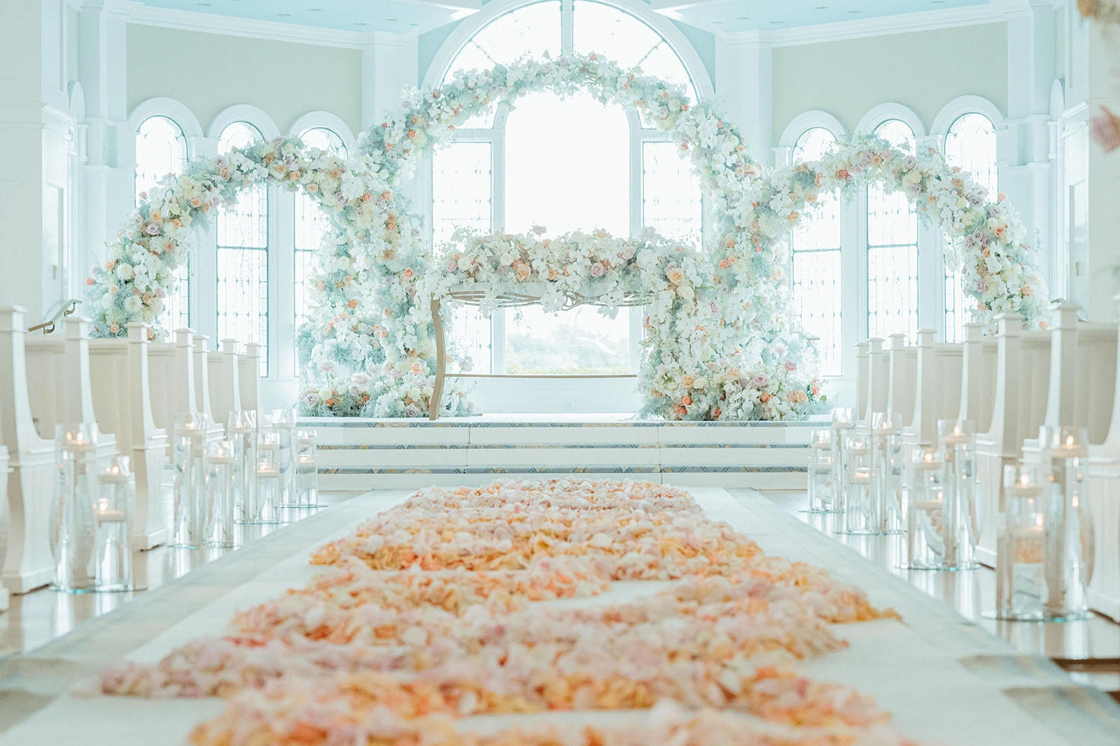 Interior do Disney's Wedding Pavilion decorado para uma cerimônia