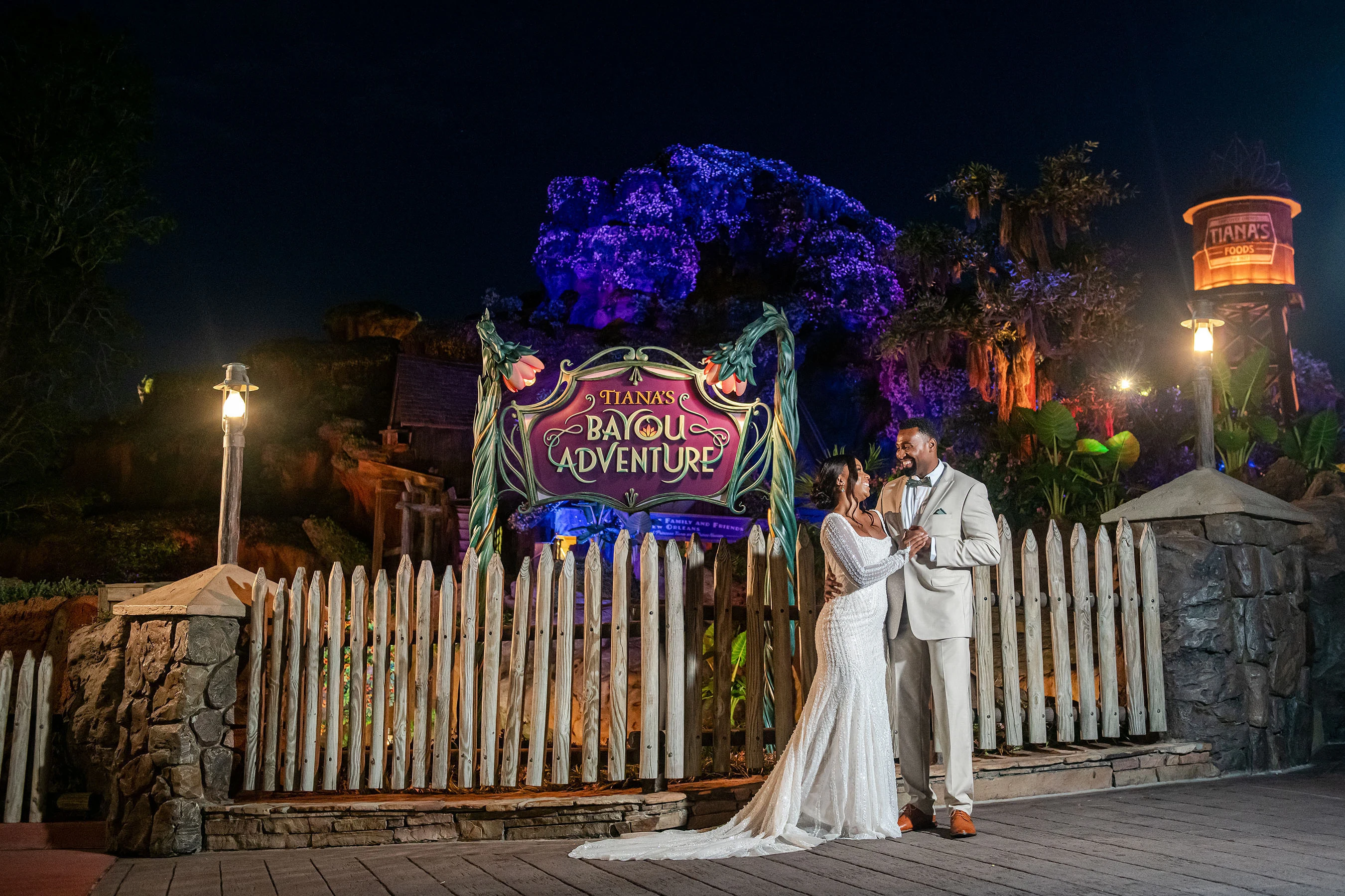 Casal em ensaio de casamento na atração Tiana's Bayou Adventure, no Walt Disney World