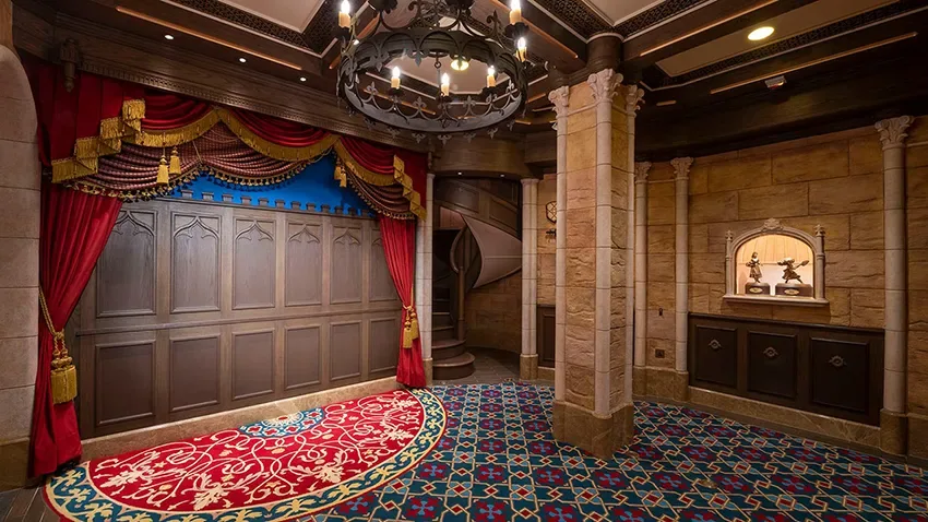 Interior do castelo da Disneyland de Hong Kong