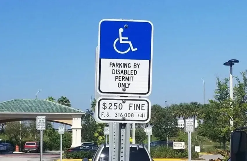placa de vaga para cadeirantes mostra valor da multa caso desrespeitado