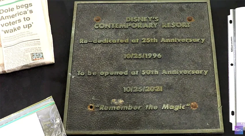 Placa da lápide da cápsula do tempo do Disney's Contemporary Resort aberta em 2021