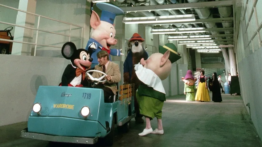 Personagens da Disney caminham pelos famosos Utilidors, no Magic Kingdom