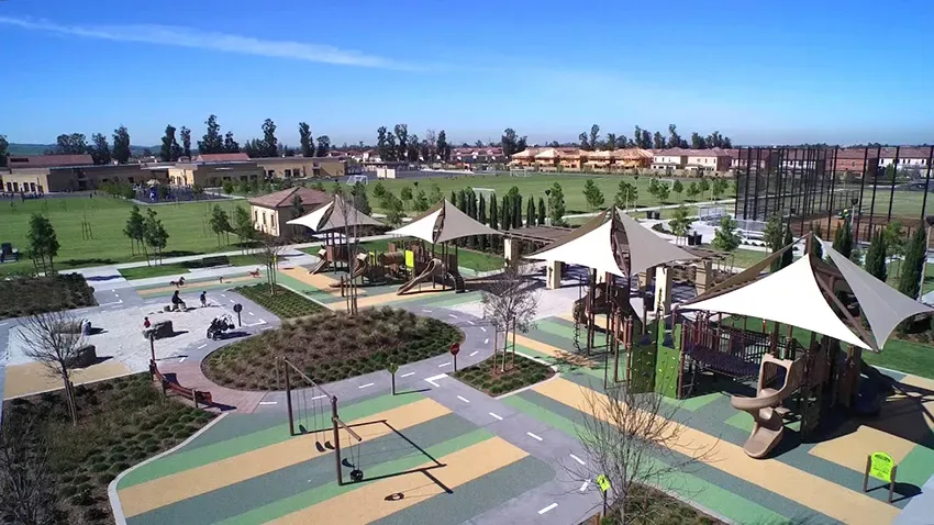 Playground em Orange County com área arborizada, escorregadores e pista para andar de bicicleta