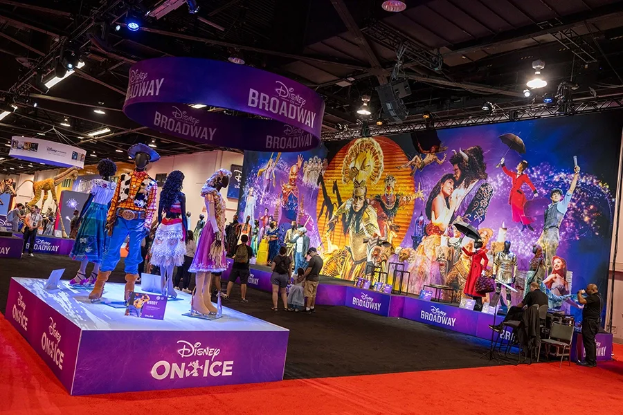 Exposição dos 30 anos da Disney que aconteceu em agosto de 2024 durante o D23: The Ultimate Disney Fan Event, na Califórnia