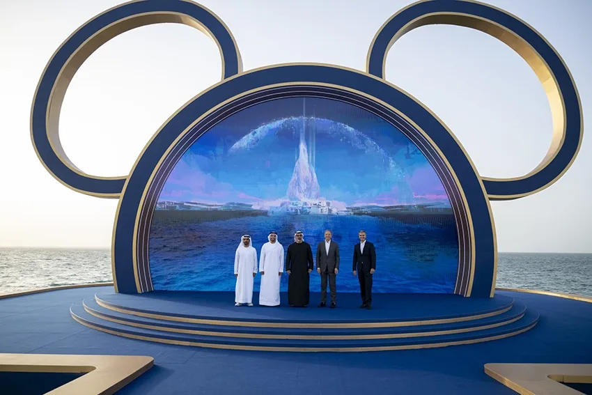 Representantes da Miral e da Disney posam para foto durante o anúncio da construção do sétimo parque temático da Disney em Abu Dhabi, no Oriente Médio