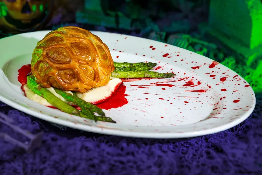 Costela de boi com vinho tinto faz parte do cardápio da festa de halloween da Disney em 2025