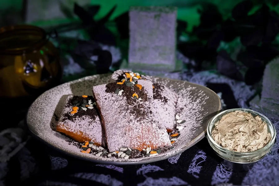 Biscoito de chocolate com açúcar é guloseima do cardápio de Halloween da Disney em 2025