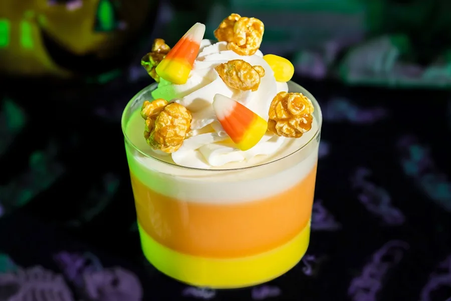 Bebida de milho com caramelo salgado é presença garantida no Halloween da Disney 2025