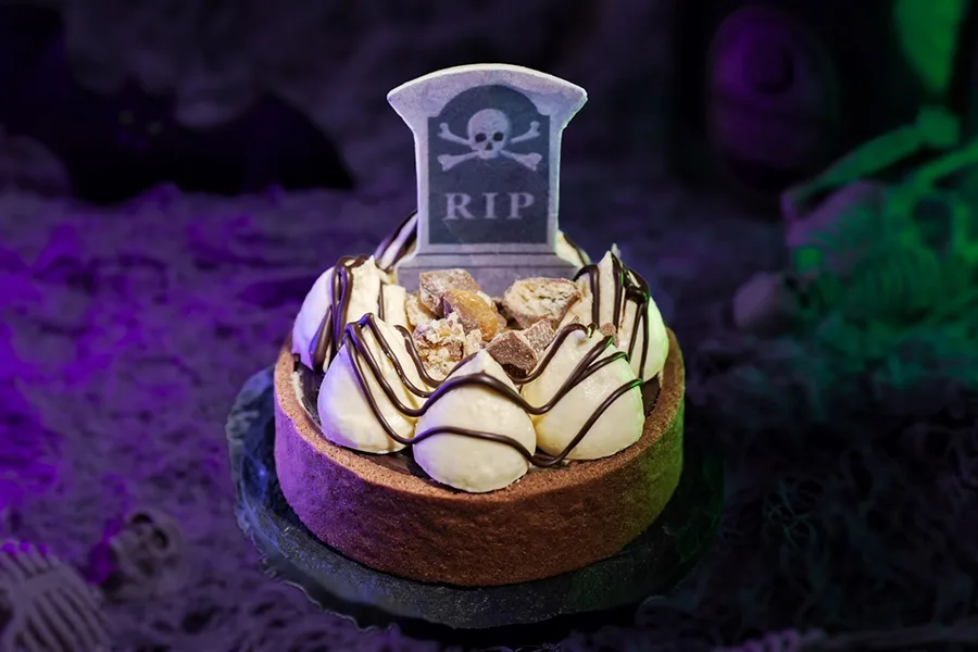 Torta de chocolate é guloseima do cardápio de Halloween da Disney em 2025