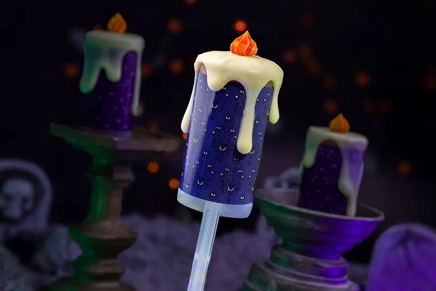 Bolo em forma de vela é guloseima de Halloween da Disney em 2025