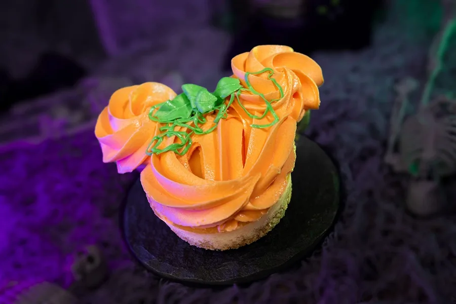 Cheesecake de abóbora em forma de Mickey é guloseima que faz parte do cardápio da festa de Halloween 2025 da Disney