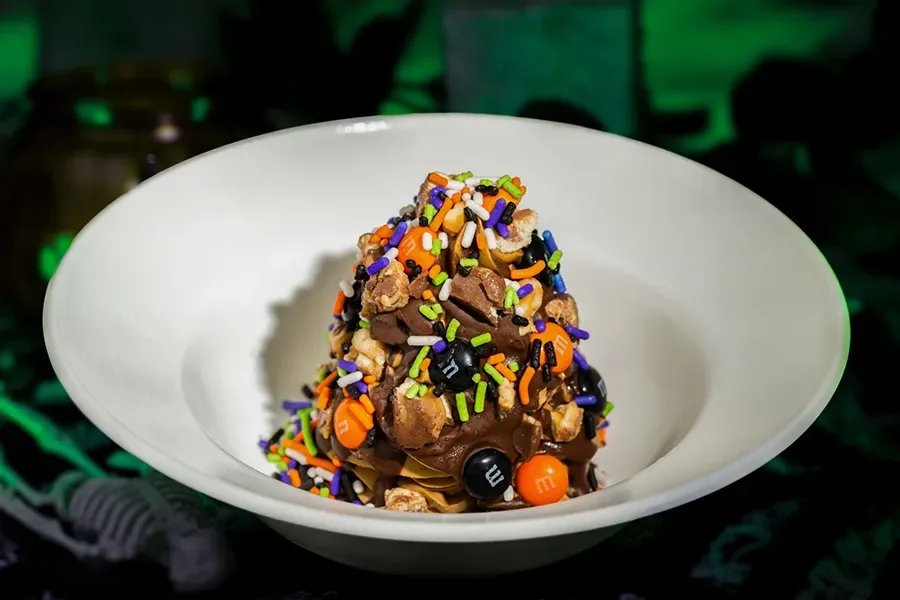 Sundae da caramelo salgado faz parte do cardápio de halloween do Auntie Gravity’s Galactic Goodies da Disney em 2025