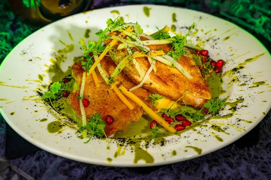 Poulet Rouge Chicken faz parte do cardápio da festa de halloween da Disney em 2025