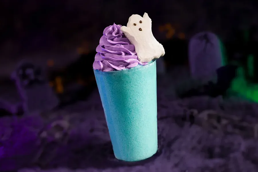 Bebida de framboesa com marshmallow é destaque no cardápio de halloween da Disney em 2025
