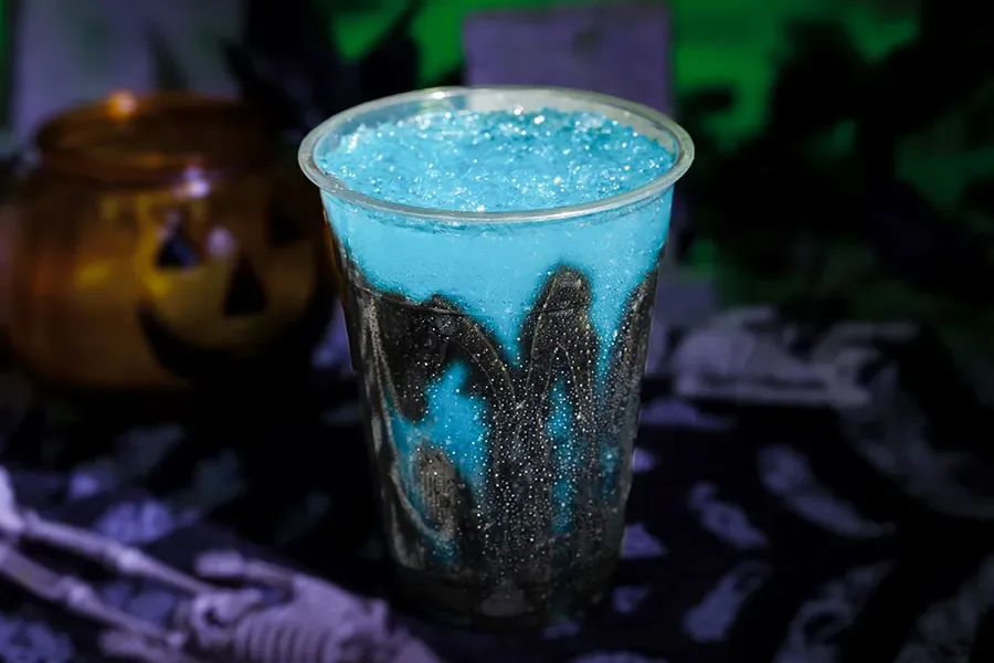 Fanta de framboesa com baunilha preta faz parte do cardápio de halloween do The Lunching Pad da Disney em 2025
