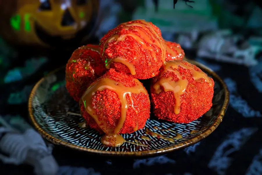 Donuts de maçã com açúcar fazem parte do cardápio de halloween do restaurante The Friar’s Nook da Disney em 2025