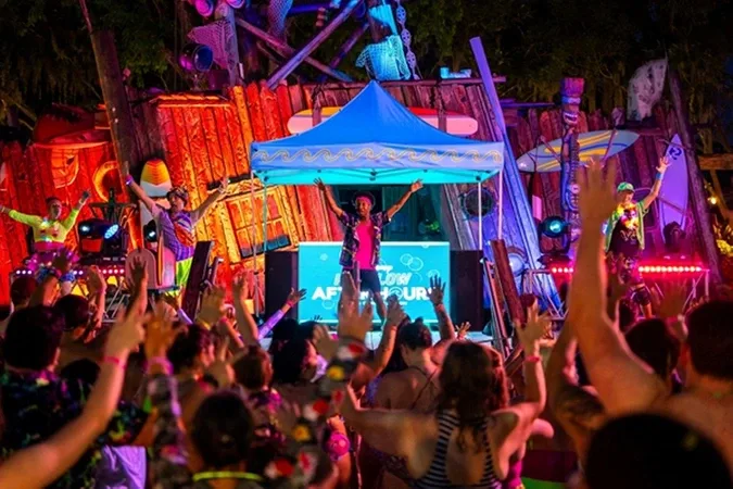 Visitantes prestigiam o show H2O Glow After Hours que acontece no parque aquático Typhoon Lagoon, da Disney, em 2025
