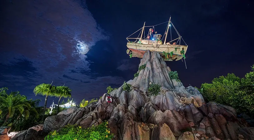 Vista noturna do navio do Typhoon Lagoon, um dos parques aquáticos da Disney que estará aberto em 2025