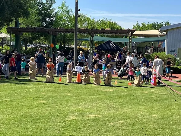 Ovos de Páscoa coloridos em um gramado para celebrar a data em Orlando 