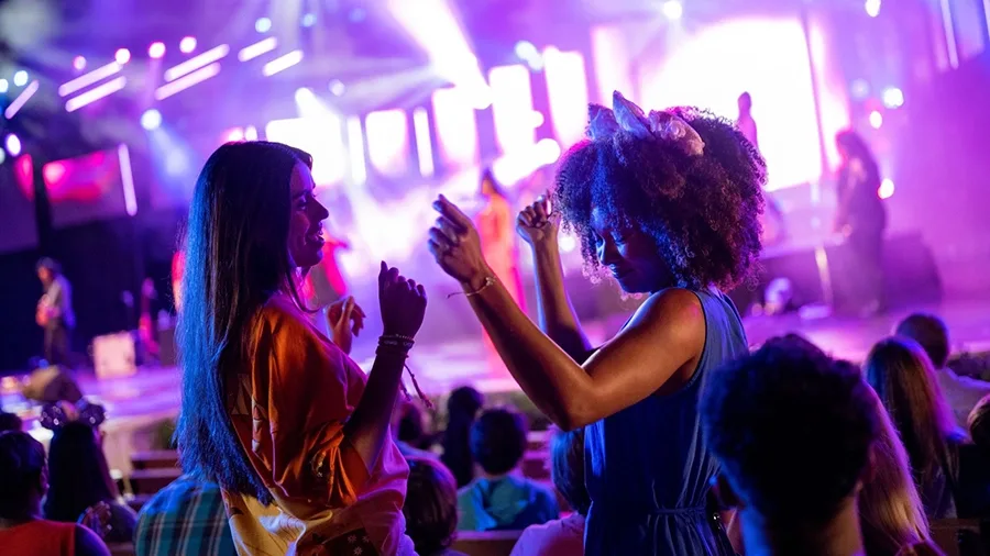 Amigas dançam durante apresentação musical do festival de flores do EPCOT