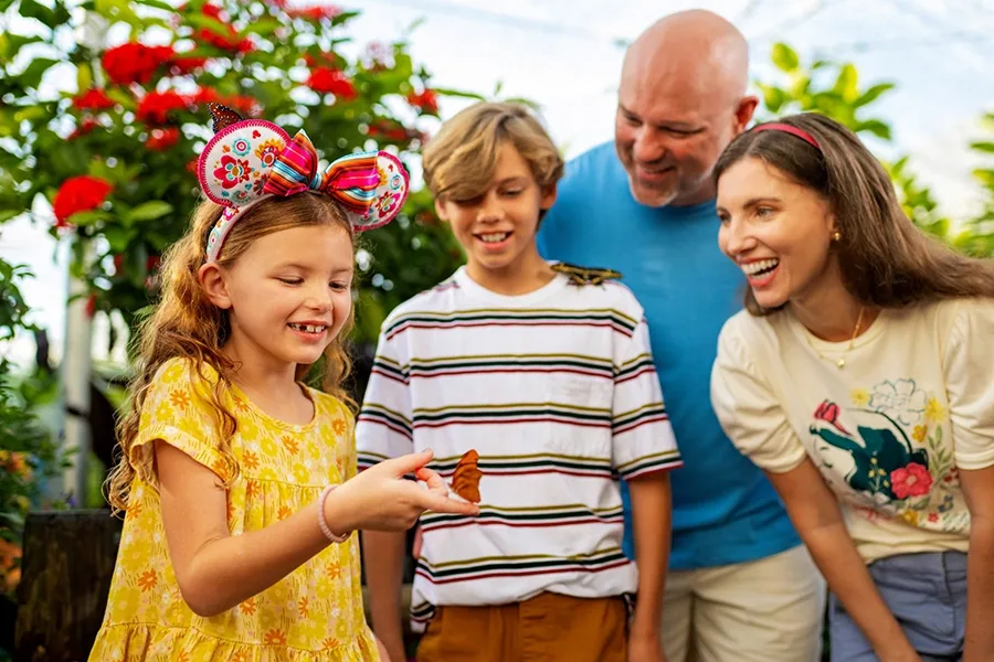 Família observa borboleta durante o festival de flores do EPCOT, na Disney