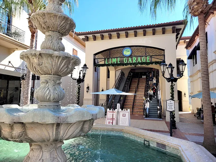 Vista interna da garagem Lime, uma das áreas do estacionamento gratuito do Disney Springs, em Orlando, na Flórida, com vista para uma fonte