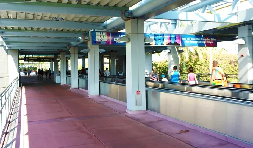 Vista interna da passarela que conecta o estacionamento do Citywalk ao Universal Orlando Resorts, em Orlando, na Flórida