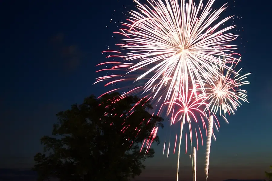 Show de fogos de artificio durante feriado de 4 de julho