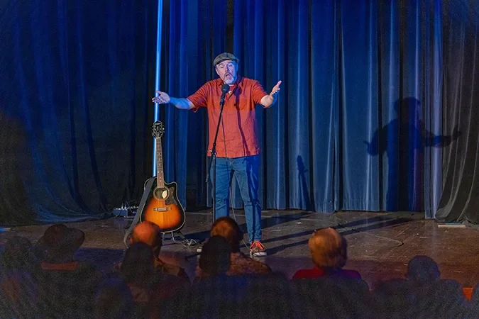 Artistas independentes se apresentam no palco do Orlando International Fringe Theatre Festival, um dos festivais de Primavera da cidade