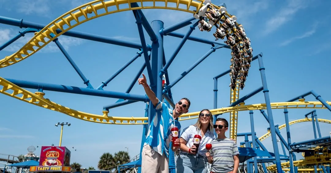 Família em frente a uma montanha-russa do Fun Spot America