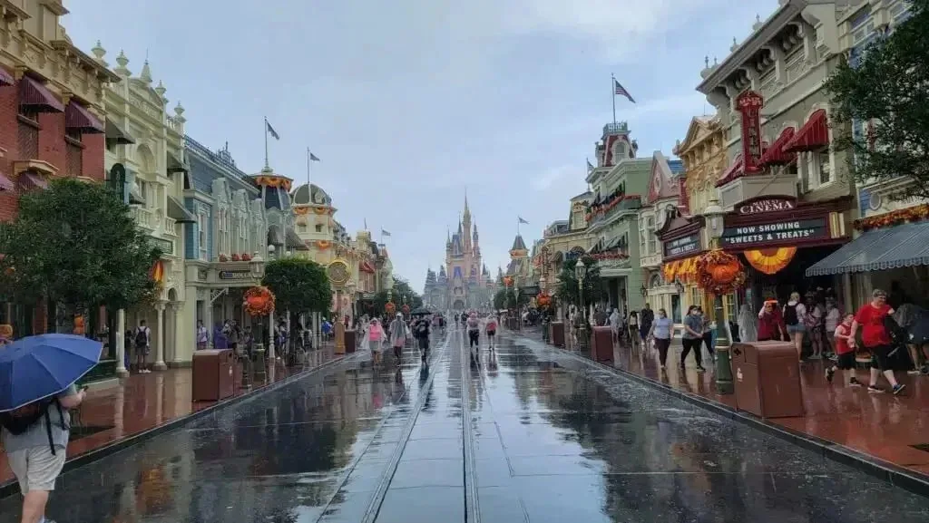 Magic Kingdom durante um dia de chuva 