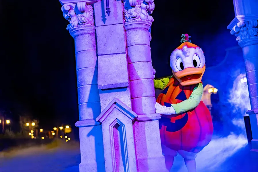 Pato Donald com traje festivo de Halloween durante o Mickey's Not-So-Scary Halloween Party, da Disney