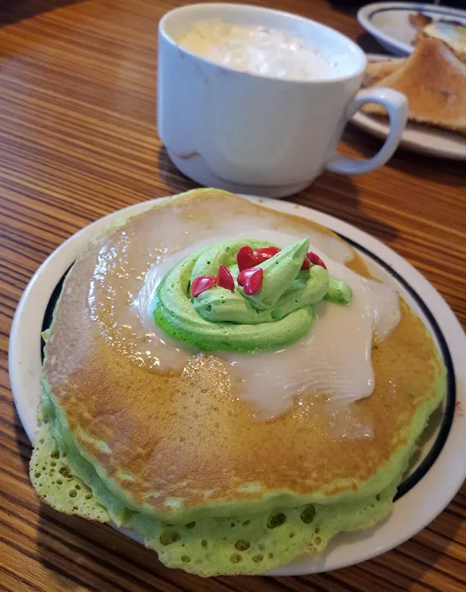 Prato de panquecas do IHOP, em Orlando, servido com creme e chantilly