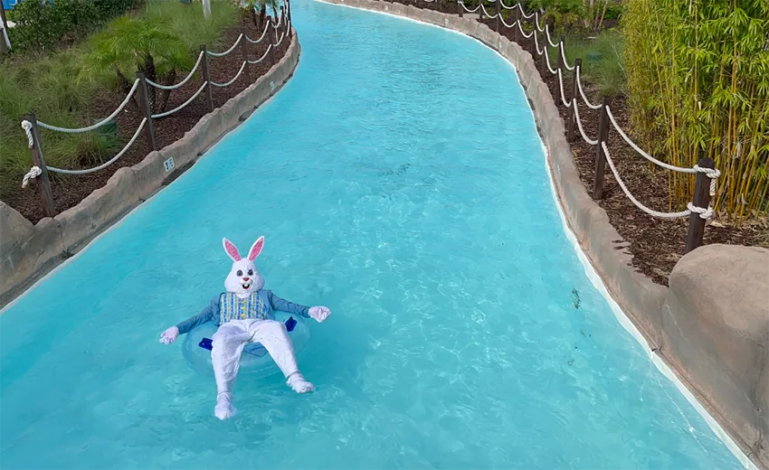 Coelho da Páscoa se diverte nas águas do Island H2O Water Park durante o Egg Stravaganza, em Orlando, em 2025