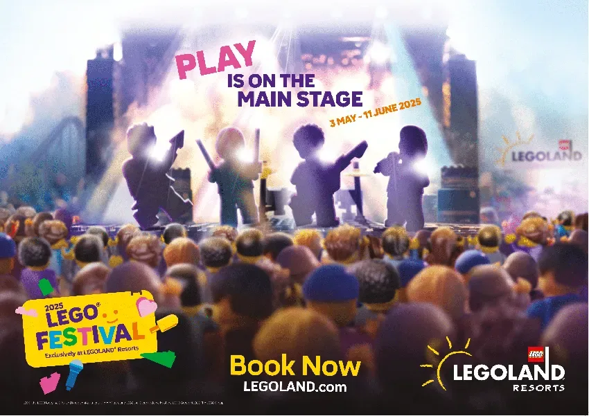 Cartaz do LEGO Festival mostra personagens de LEGO no palco sendo assistidos pelo púbico, na LEGOLAND Florida