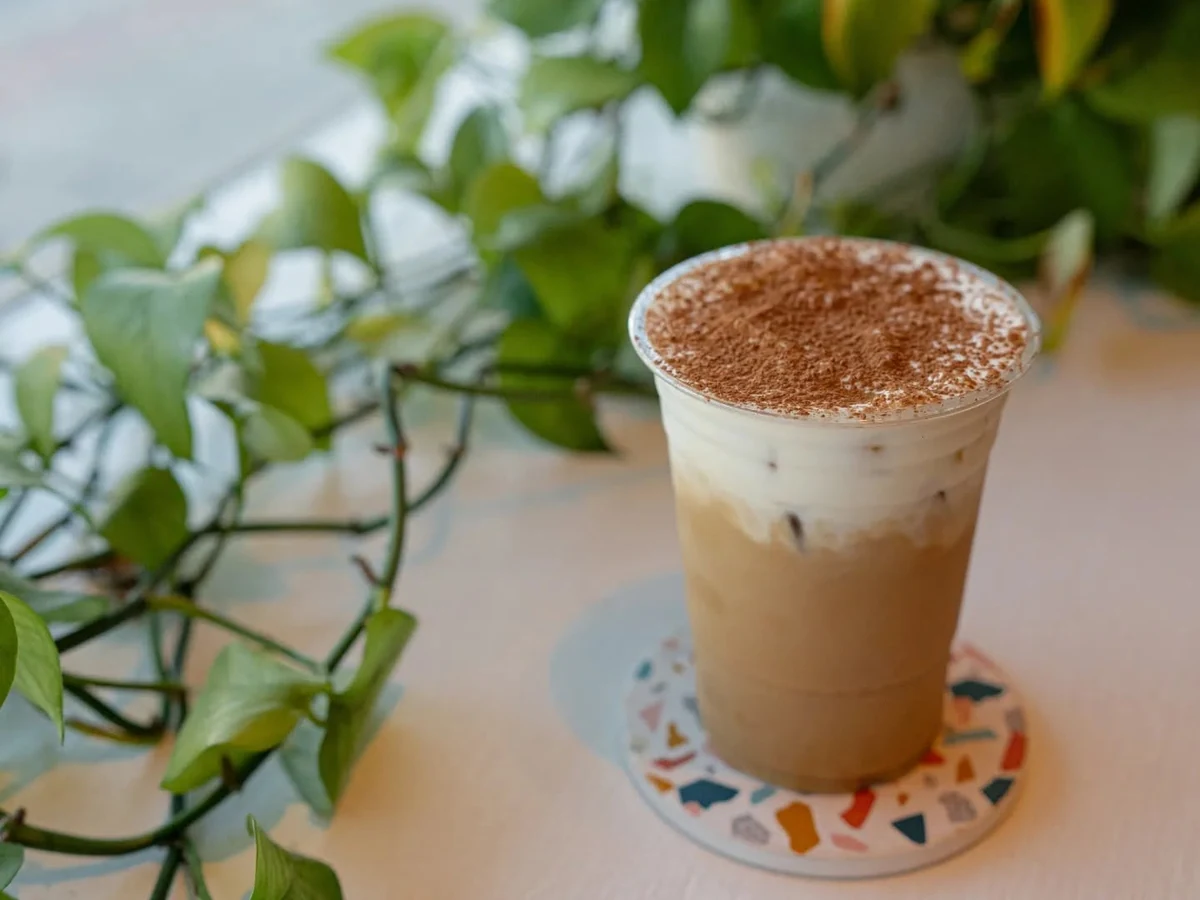 Cups & Pups Coffee en el barrio College Park de Orlando