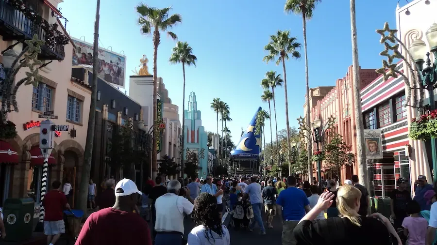 Pessoas passam pela rua principal do Disney's Hollywood Studio, na Flórida