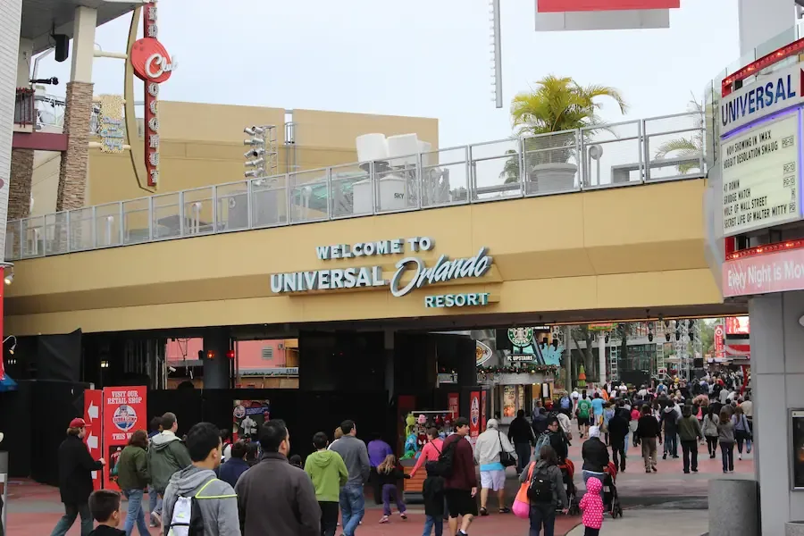 Público passa pelo portal do Universal Orlando Resorts, na Flórida