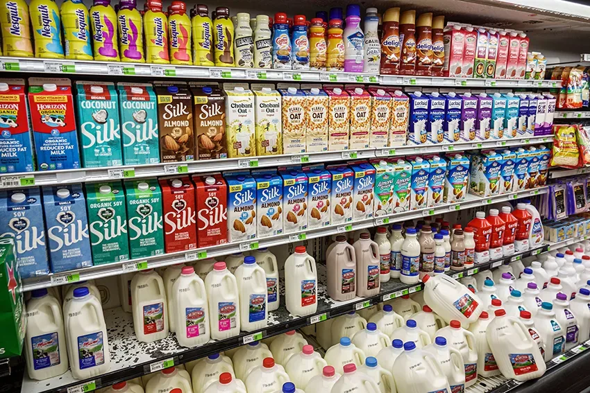Embalagens de leites nas prateleiras dos mercados americanos de Orlando: produtos ficam em refrigeradores