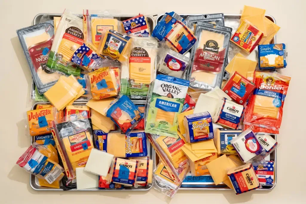 Queijos de diversos tipos e embalagens nos mercados americanos