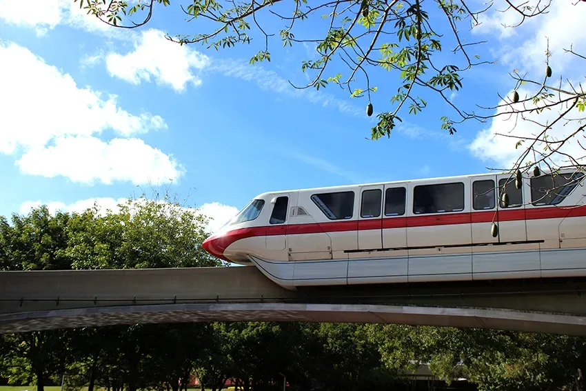 Monorail, o monotrilho, que conecta o estacionamento ao Magic Kingdom do Walt Disney World, em Orlando, na Flórida