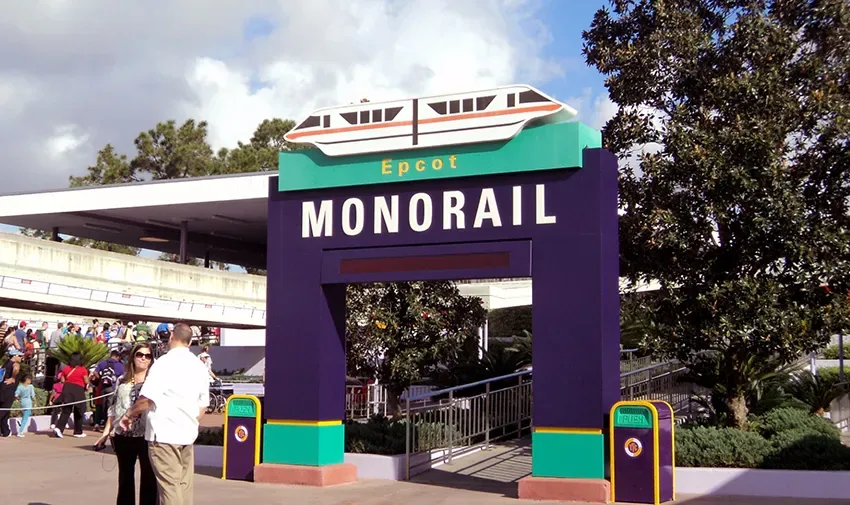 Monorail conectando o TTC ao parque Magic Kingdom, no Walt Disney World, de Orlando, na Flórida.